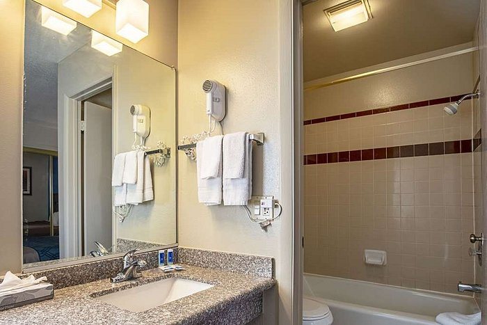 Econo Lodge St George North near Pioneer Park — Bathroom
