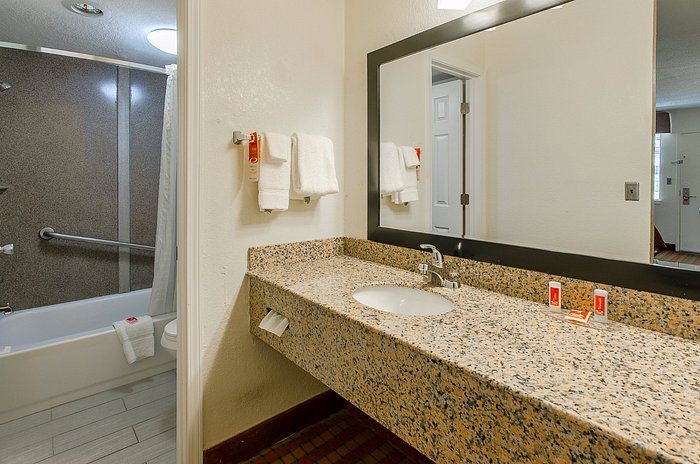 Econo Lodge Sturbridge Route 20 — Bathroom