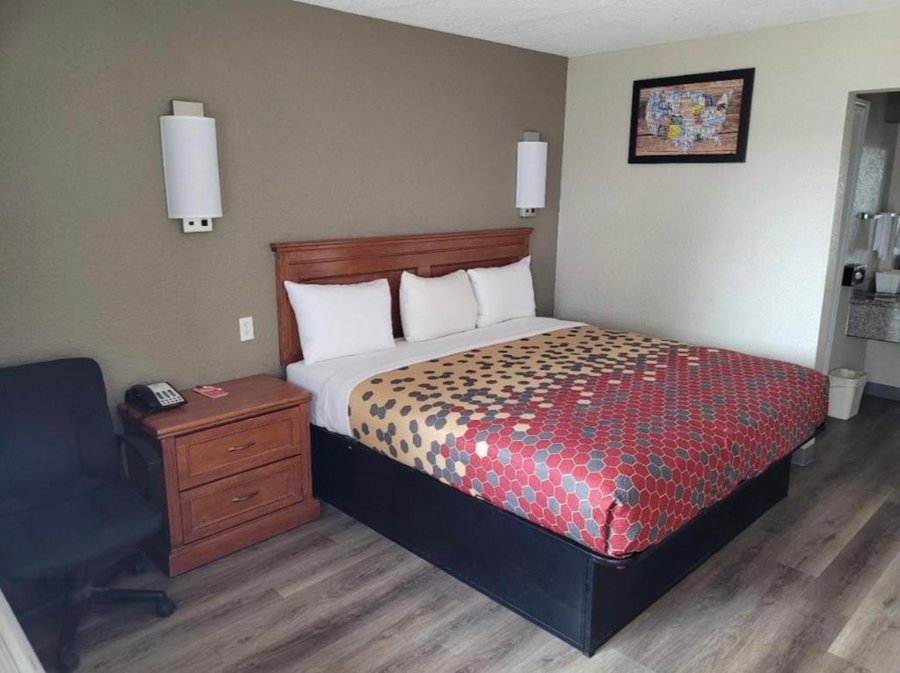 Econo Lodge Temple — Guest room