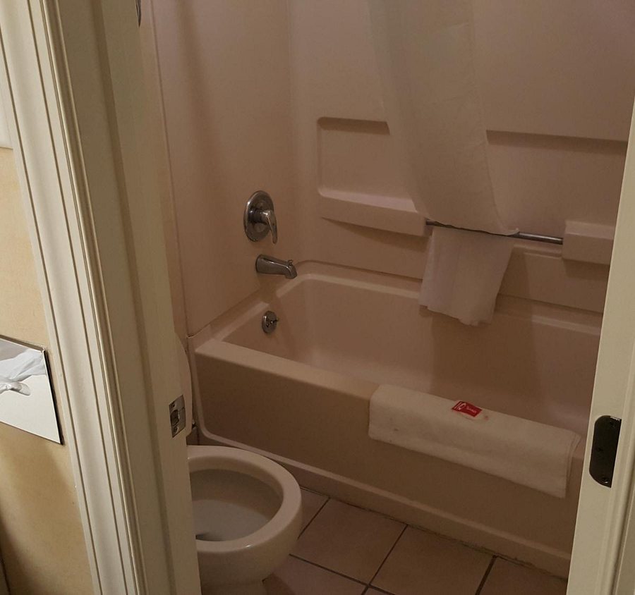 Econo Lodge Times Square New York City New York — Bathroom