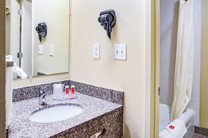 Econo Lodge — Bathroom