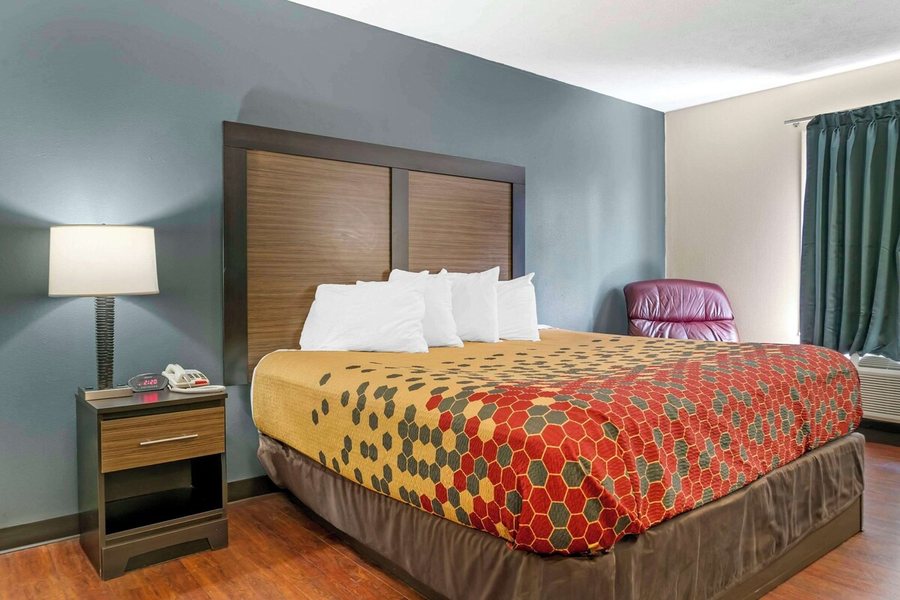 Econo Lodge — Guest room