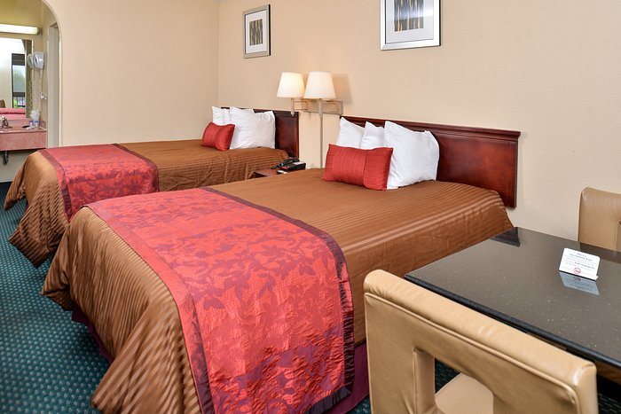 Econo Lodge University — Guest room