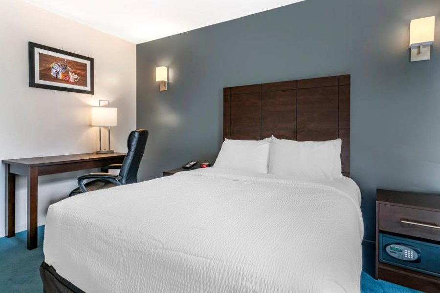 Econo Lodge — Guest room