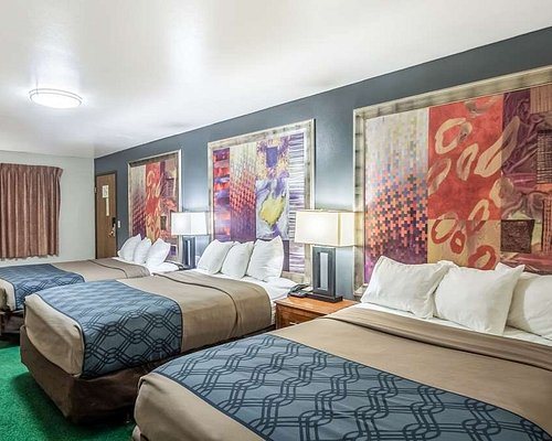 Econo Lodge Waupaca — Guest room
