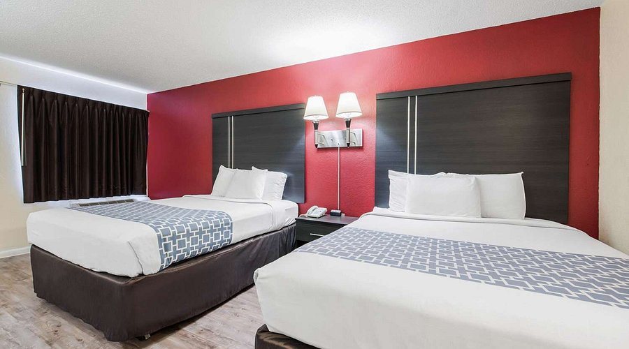 Econo Lodge — Guest room