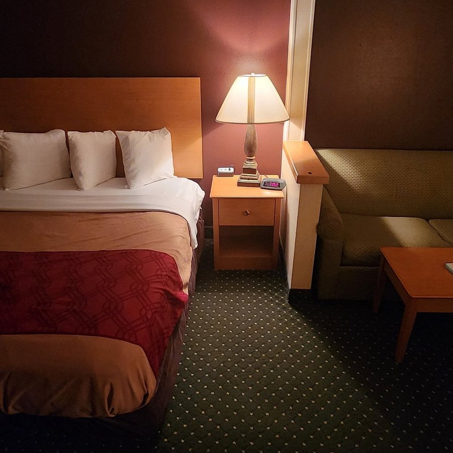 Econo Lodge West I 29 West Acres Mall — Guest room
