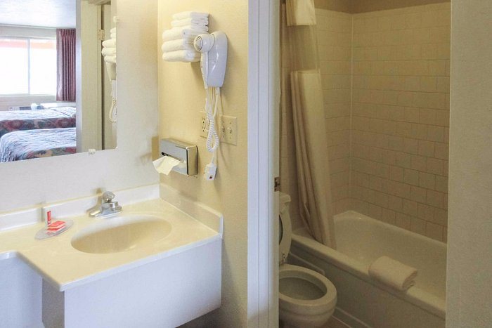 Econolodge I 40 Exit 286 holbrook — Bathroom