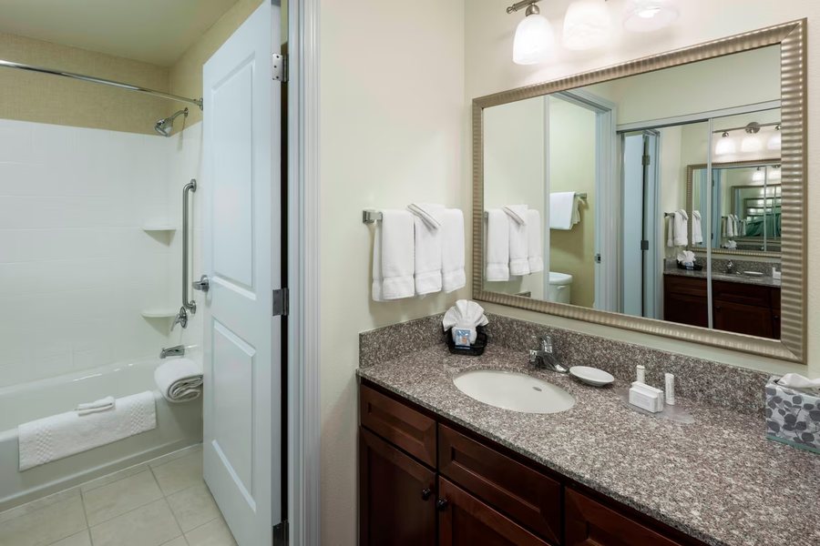 EconoLodge Inn Suites Houston West Energy Corridor — Bathroom