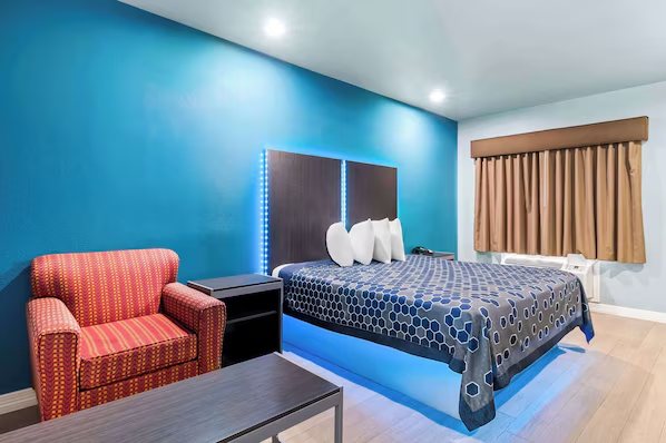 EconoLodge Inn Suites Houston West Energy Corridor — Guest room