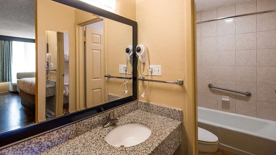 EconoLodge of Fredericksburg Texas — Bathroom