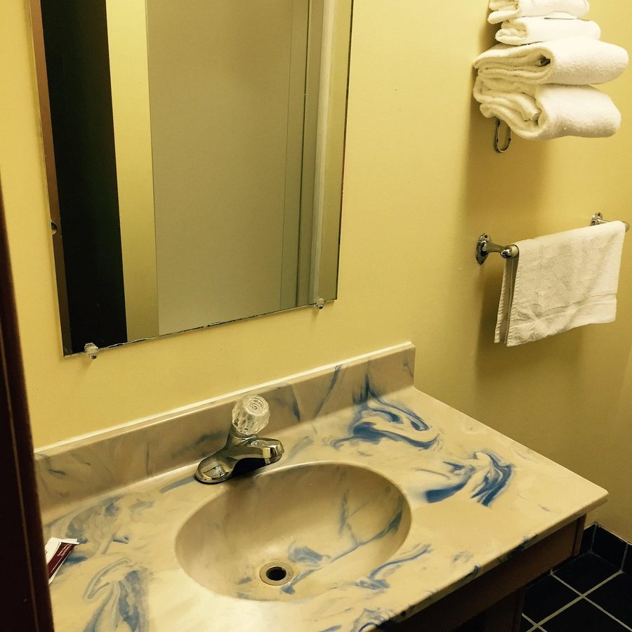 Economy Inn Barstow — Bathroom