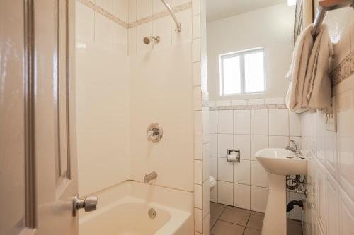 Economy Inn Hollywood Los Angeles California — Bathroom
