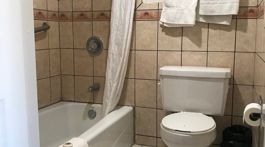 Economy Inn Los Angeles California — Bathroom