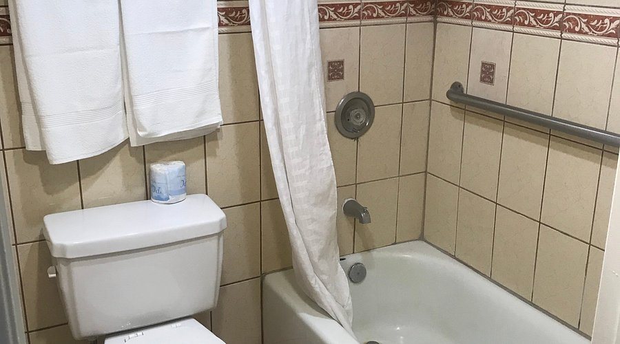 Economy Inn Motel Los Angeles California — Bathroom