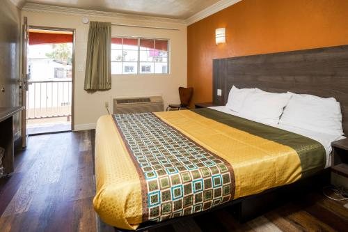 Economy Inn Motel Los Angeles California — Guest room