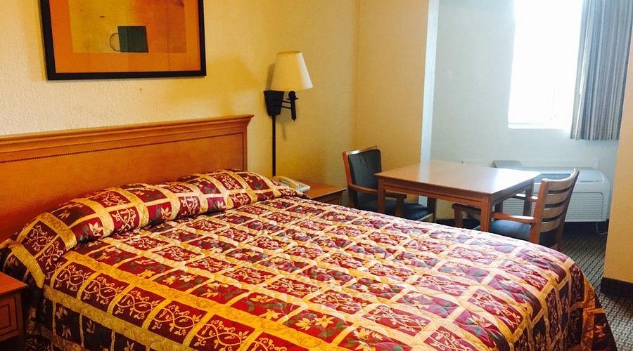 Economy Inn — Guest room