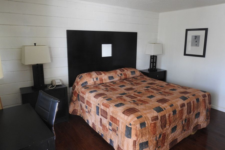 Economy Inn — Guest room