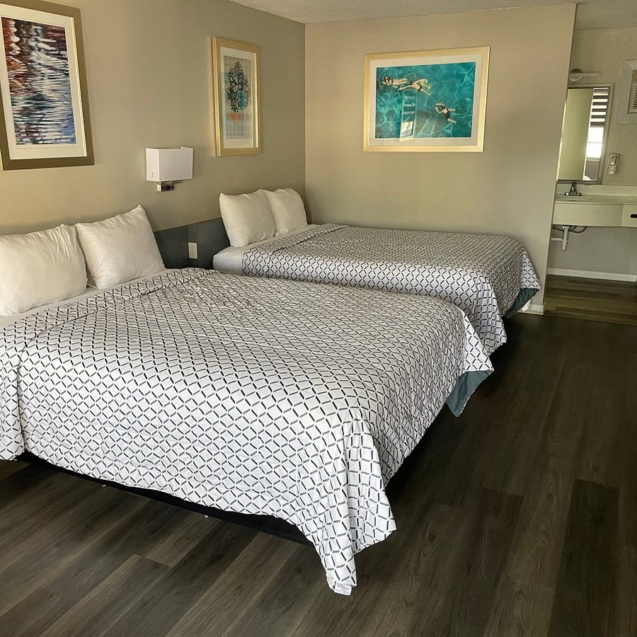Economy Inn — Guest room