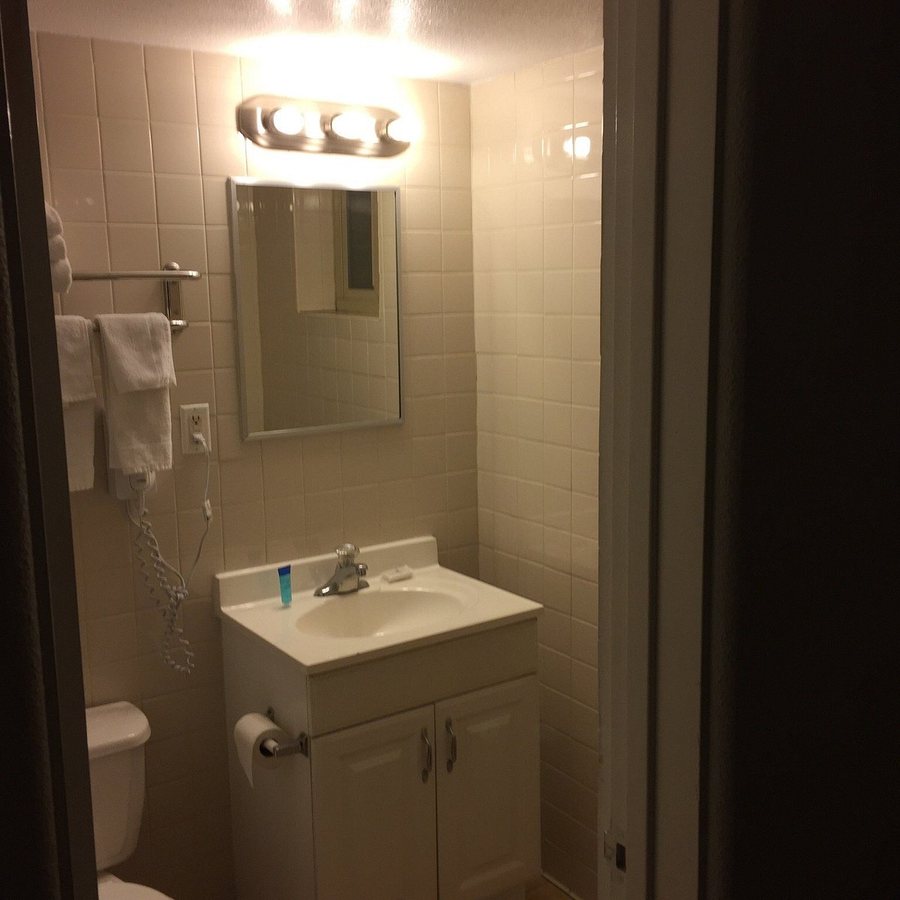 Economy Motel Las Vegas Nevada — Bathroom