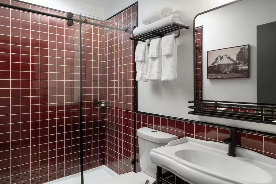 Eddington House Inn — Bathroom