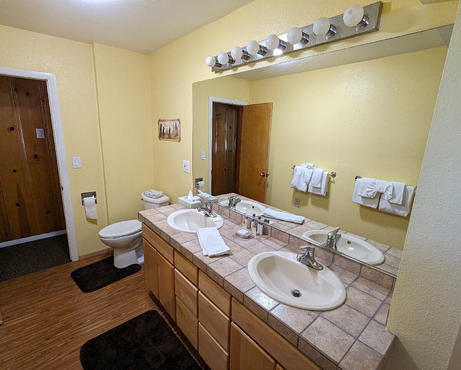 Edelweiss Lodge — Bathroom
