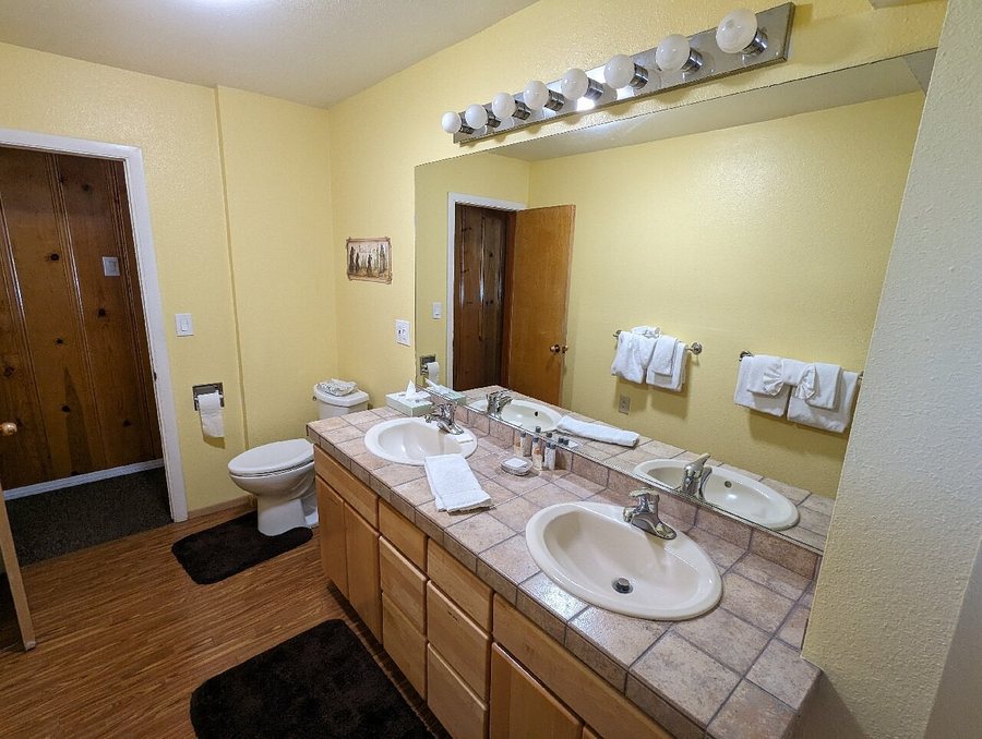 Edelweiss Lodge — Bathroom