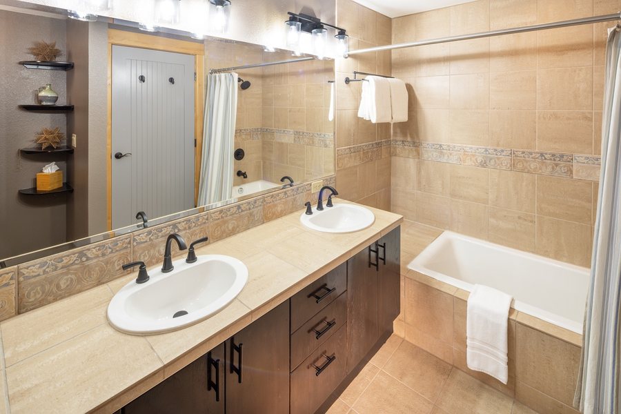 Edelweiss Lodge Spa — Bathroom