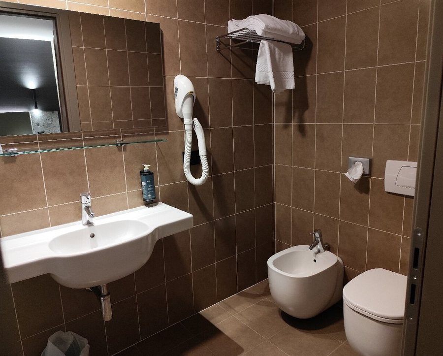 Eden Hotel — Bathroom