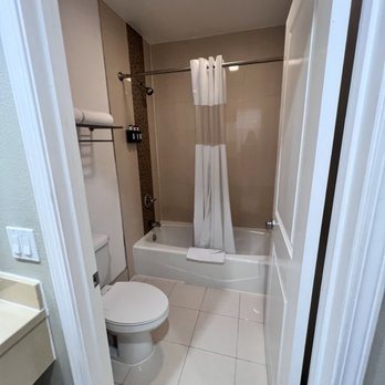 Eden Roc Inn Suites — Bathroom