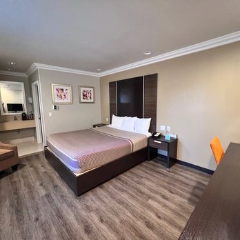 Eden Roc Inn Suites — Guest room
