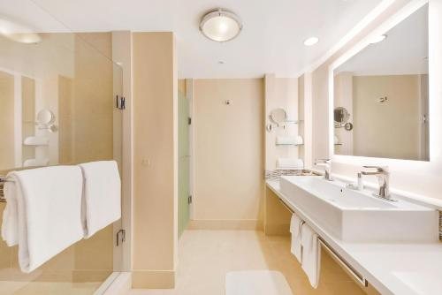 Eden Roc Miami Beach Miami Beach Florida — Bathroom
