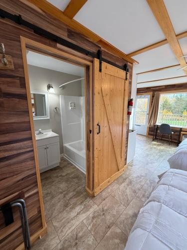Eden Village Motel Cottages — Bathroom