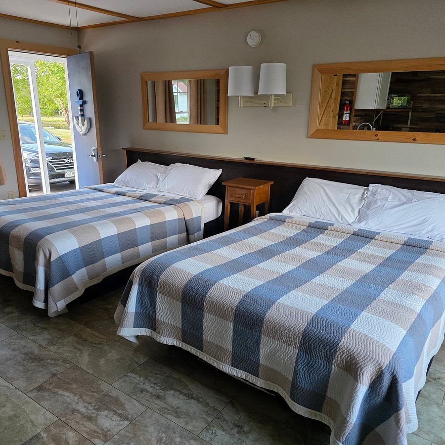 Eden Village Motel Cottages — Guest room