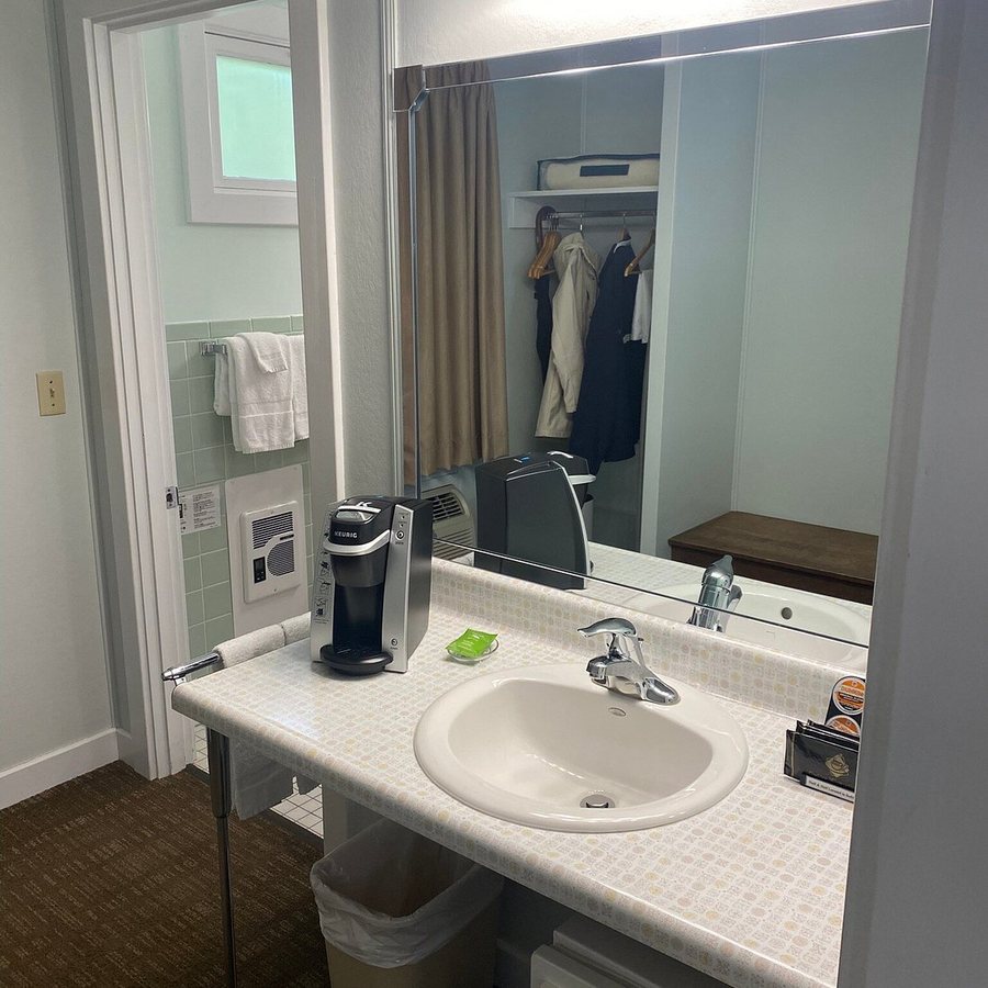 Edenbrook Motel — Bathroom