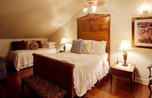 Edgar Degas House Historic Home Museum — Guest room