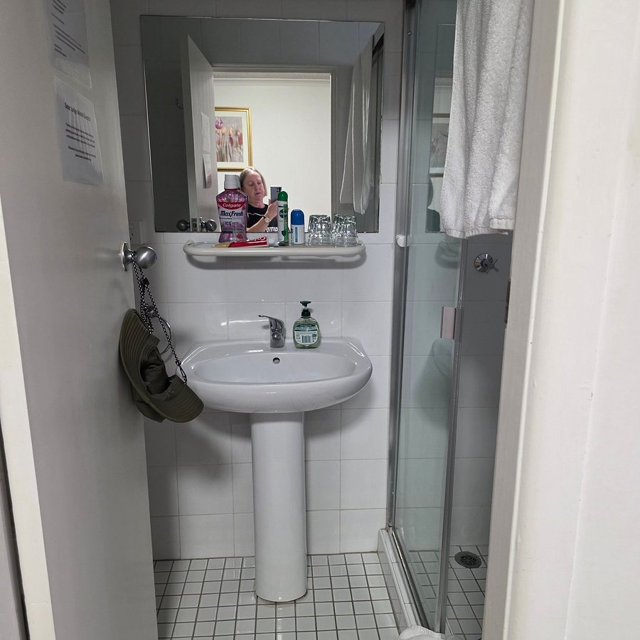Edgecliff Lodge Motel — Bathroom