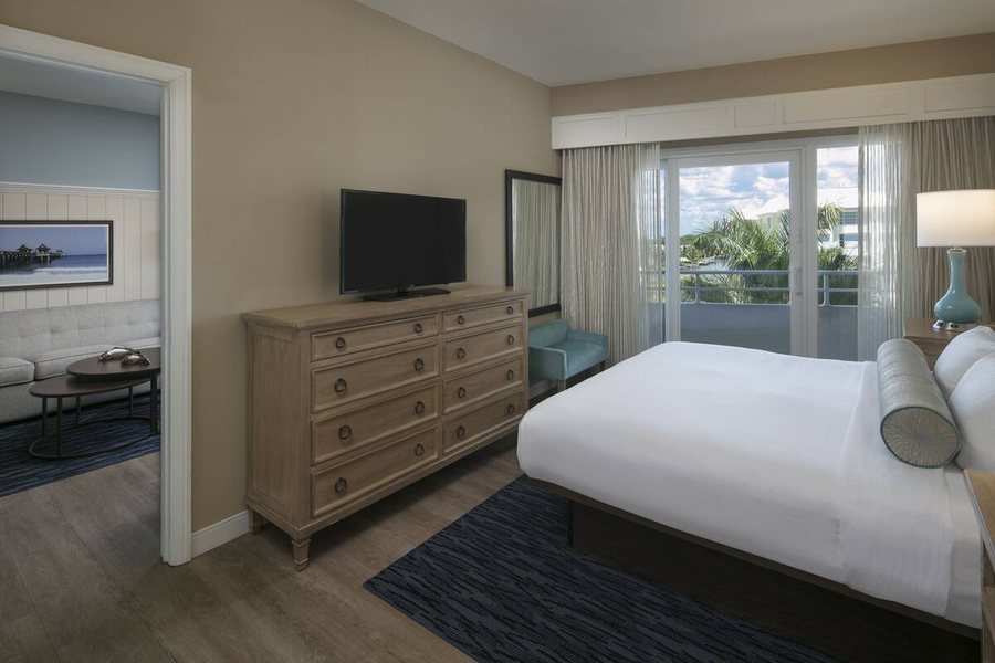 Edgewater Beach Hotel — Guest room