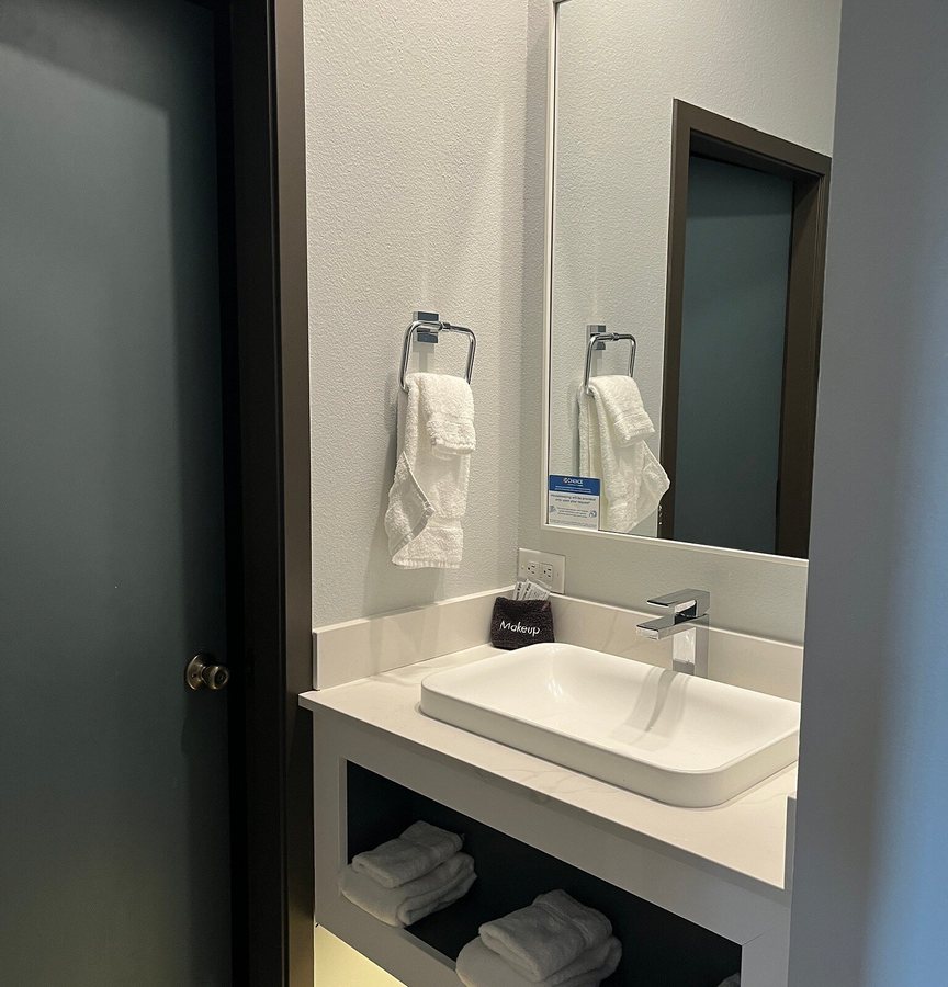 Edgewater Inn and Suites — Bathroom