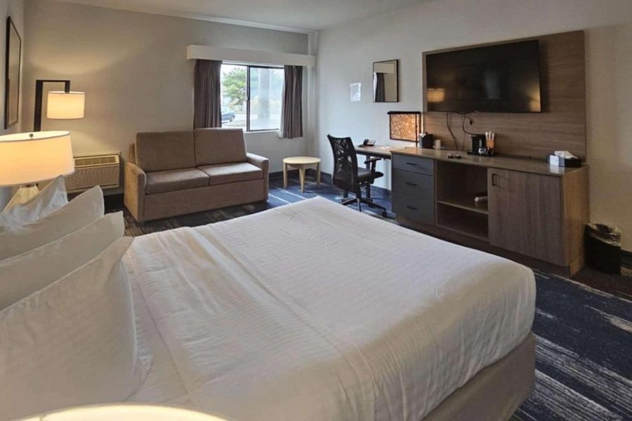 Edgewater Inn and Suites — Guest room