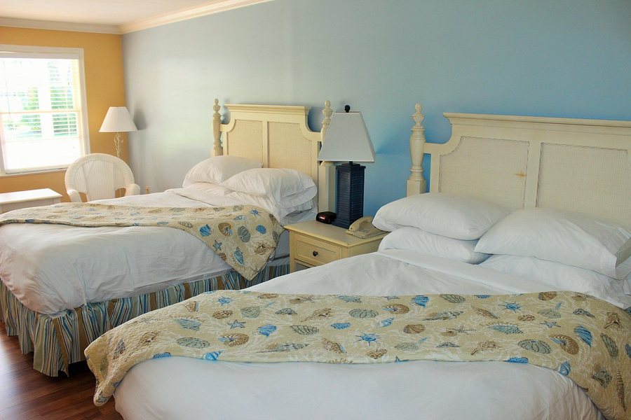 Edgewater Inn — Guest room