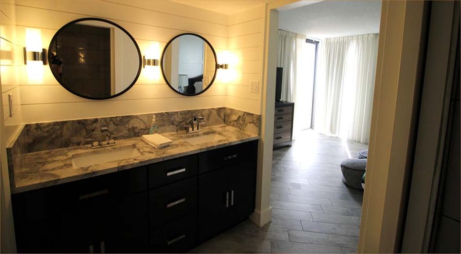 Edgewater Leeward 406 2 Bedroom Beach Front Pool Sleeps 6 — Bathroom