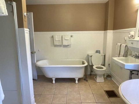 Edgewater Motel Cottages — Bathroom