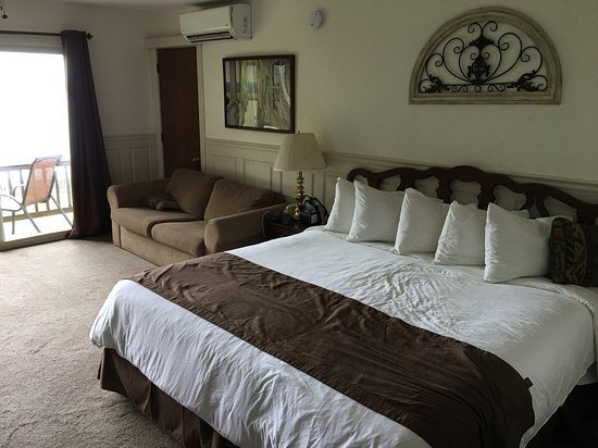 Edgewater Motel Cottages — Guest room