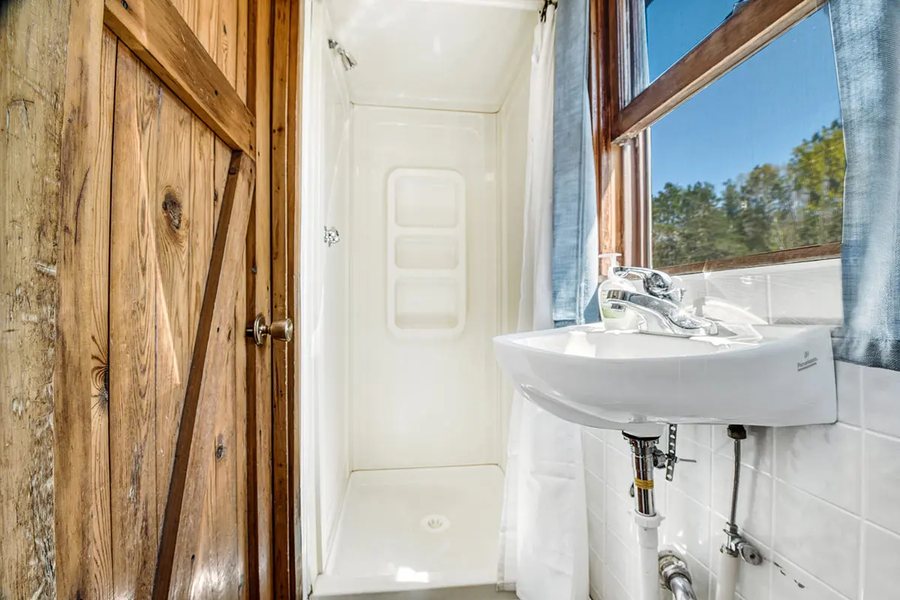 Edgewater Resort Country Log Cabins — Bathroom