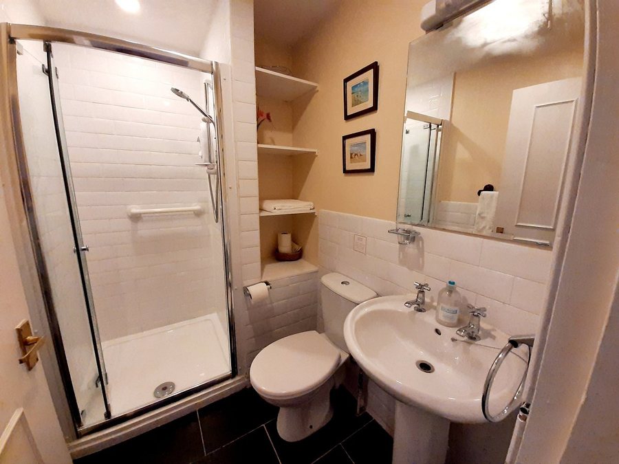 Edinburgh Grosvenor Hotel — Bathroom