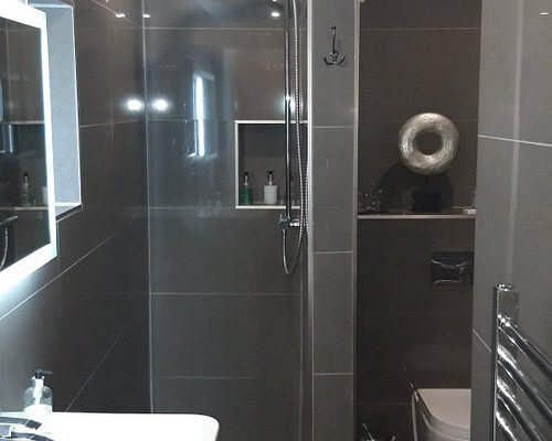 Edinburgh House Hotel — Bathroom