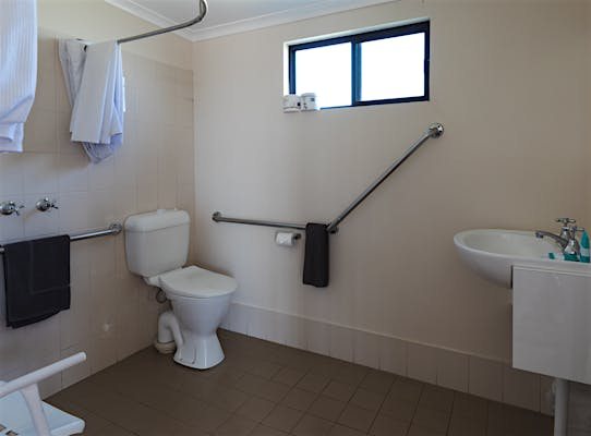 Edithburgh Caravan Park — Bathroom