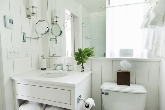 Edson Hill — Bathroom