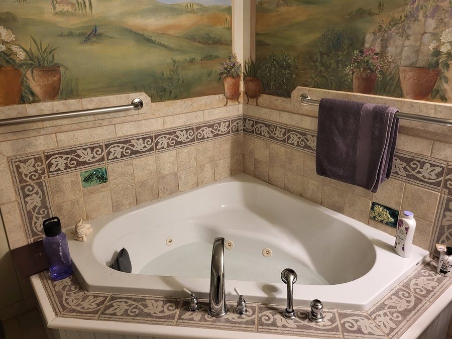 EJ Bowman House Bed and Breakfast — Bathroom